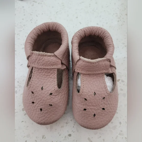 Handmade moccasins - Picture 1 of 3